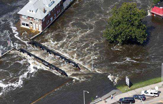 Florida's toxic Lake Okeechobee: Flooding, algae, pollution